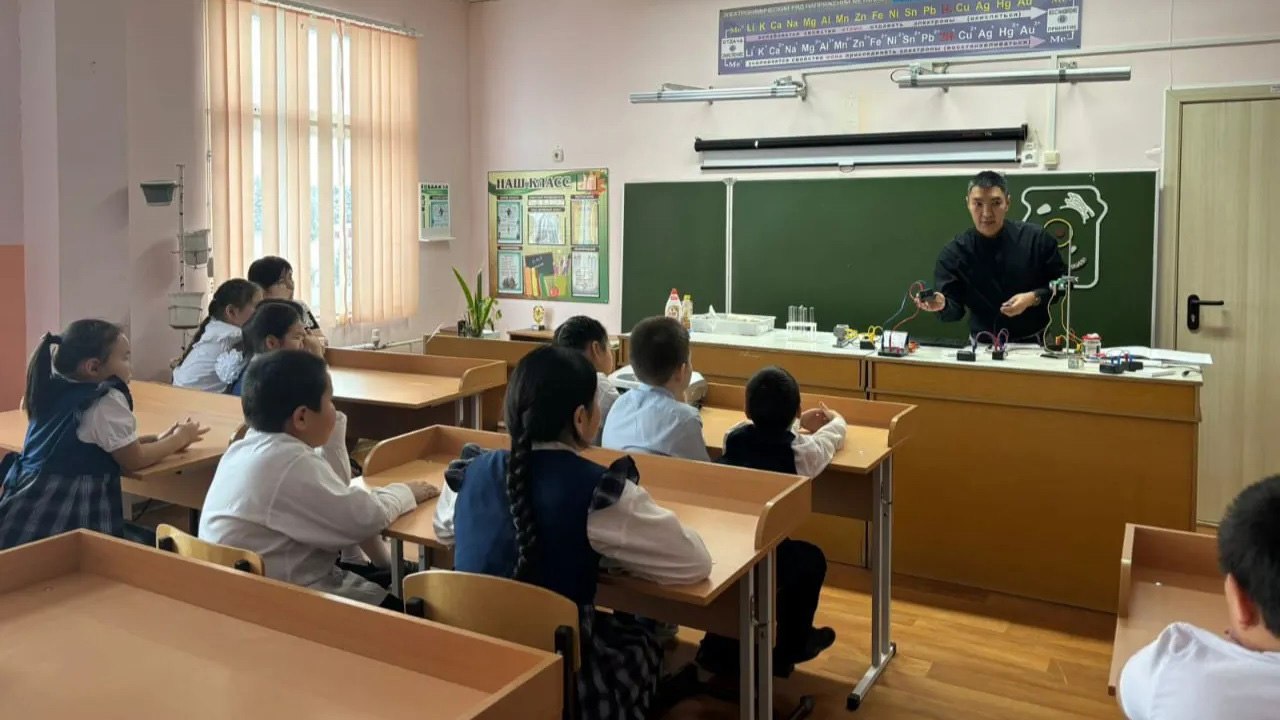 В Якутии подведены итоги конкурсного отбора участников федеральной программы "Земский учитель" 2025 года. Победителями стали 11 педагогов, которые с 1 сентября начнут работу в школах республики. Подробнее по ссылке на нашем сайте: gtrksakha.ru ⏏ ⏸⏯⏹ Подписаться