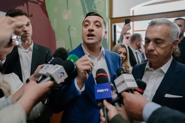 Полиция вывела кандидата в президенты Румынии, лидера националистической партии "Альянс за объединение румын" AUR Джордже Симиона и фаворита отмененных в прошлом году выборов Кэлина Джорджеску с избирательного участка в Могошоая пригород Бухареста . Политики после голосования пытались выступить с заявлениями для прессы, но полицейские потребовали покинуть помещение. Один из силовиков сообщил политикам, что публичные высказывания в зоне голосования запрещены, после чего они были вынуждены переместиться в коридор школы, где организовали избирательный участок. После выхода из помещения Джорджеску заявил журналистам, что голосовал "за христианскую Румынию" и "за семейные ценности". В воскресенье в стране проходит второй тур выборов президента. Первый тур состоялся четвертого мая, большинство голосов в нем набрали лидер националистической партии "Альянс за объединение румын" AUR Джордже Симион — 41%, а также мэр Бухареста Никушор Дан — 21%. По законодательству победителем признают кандидата, получившего более половины голосов избирателей, включенных в списки. Участки закроются в 21:00. В ноябре прошлого года в Румынии прошел первый тур выборов президента. Его лидером стал независимый кандидат Кэлин Джорджеску. Шестого декабря Конституционный суд страны аннулировал итоги голосования под предлогом серьезных нарушений, которые якобы подтверждают рассекреченные документы Высшего совета безопасности.