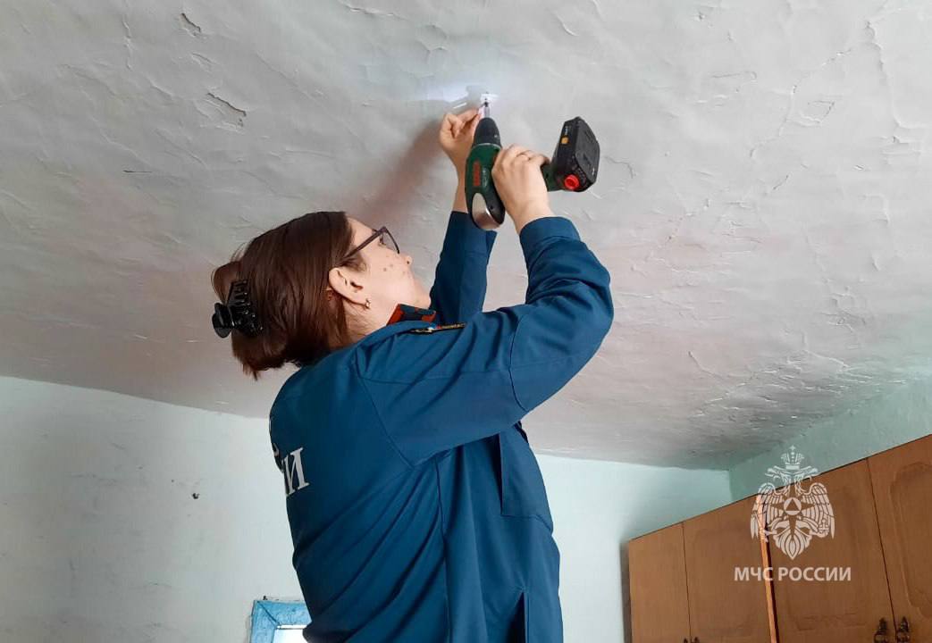 Трагедий можно избежать если установить АДПИ Автономные пожарные извещатели спасли уже не одну жизнь и продолжают доказывать свою эффективность Это устройство способно при малейшем дыме разбудить спящего человека и предупредить его об опасности По состоянию на утро 28 января с начала 2026 года на территории региона уже зарегистрировано 120 техногенных пожаров что на 21 больше чем за аналогичный период прошлого года из них 80 возгораний произошли в жилом секторе В результате произошедших пожаров погибли 14 человек в том числе 9 детей Напомним что согласно пункта 85 1 Правил противопожарного режима в Российской Федерации В комнатах квартир и жилых домов в которых проживают многодетные семьи семьи находящиеся в трудной жизненной ситуации в социально опасном положении должны быть установлены и находиться в исправном состоянии автономные дымовые пожарные извещатели Установка АДПИ не требует прокладки специальных линий пожарной сигнализации и применения дополнительного оборудования Устанавливать их следует в комнатах коридорах и прихожих на потолке желательно в середине помещения или непосредственно на стене на расстоянии 10 20 см от потолка Мигающий индикатор оповещает о том что извещатель функционирует При необходимости замены батарейки АДПИ даст короткий сигнал советуют специалисты ведомства Берегите себя и своих близких а также имущество от пожара Установите датчики в своем доме mchsYakutia Подписывайся на МЧС России в MAX ВК