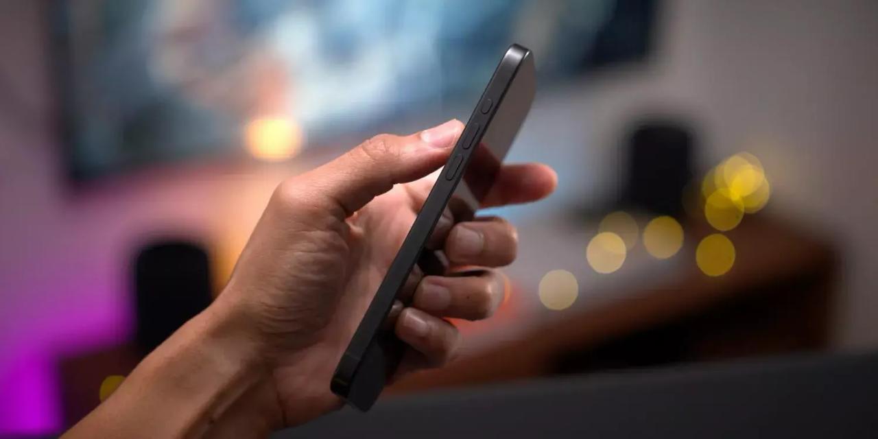 Apple убрала границы между памятью и процессором  Аналитик Мин-Чи Куо раскрыл, что в iPhone 18 появится новый процессор A20, созданный по 2-нм техпроцессу и получивший передовую технологию упаковки WMCM.  Главная фишка — память и процессор будут объединены прямо на кристалле, что уменьшит нагрев, снизит энергопотребление и увеличит скорость обмена данными. Использование метода MUF позволит сократить количество производственных этапов, сделать чипы надежнее и производительнее.  В итоге iPhone 18 станет быстрее, автономнее и идеально приспособленным для задач с искусственным интеллектом и игр нового поколения. Apple обещает, что прирост мощности особенно почувствуют те, кто работает с ресурсоёмкими приложениями и современными играми.  Премьера ожидается во второй половине 2026 года, и всё указывает на то, что этот смартфон станет входным билетом в эпоху массового ИИ.     #apple #appleinside #iphone18