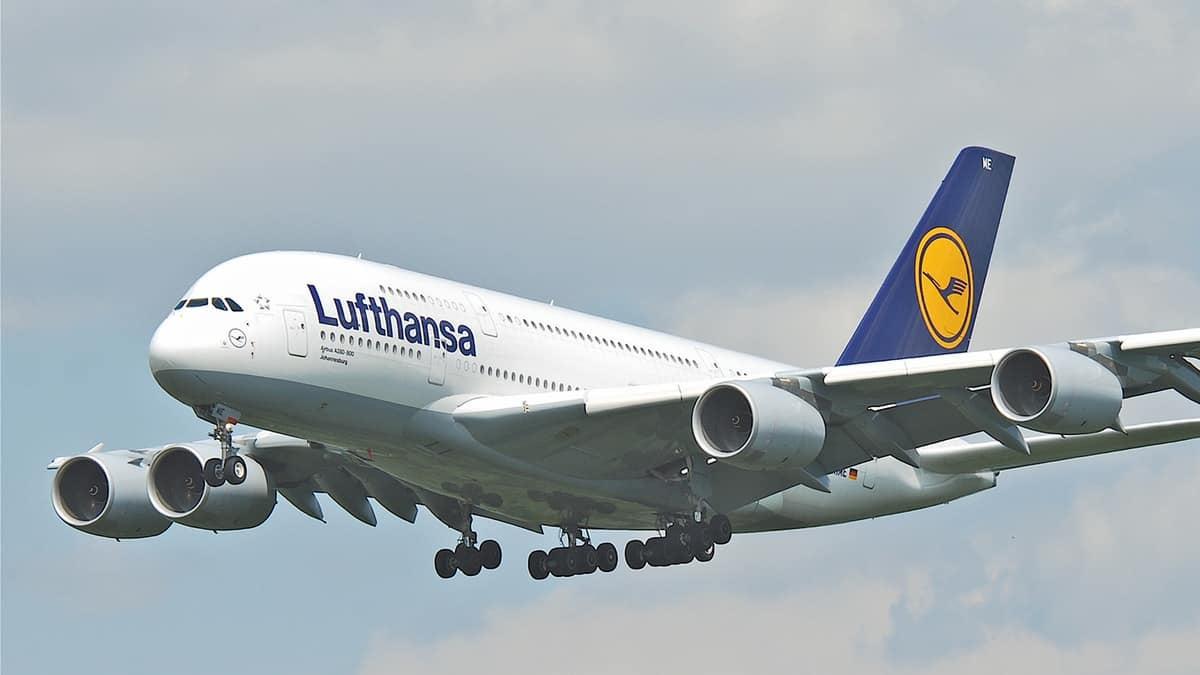 Lufthansa отменит рейсы 12 февраля из за протеста пилотов и бортпроводников Забастовка продлится с 00 01 до 23 59 по местному времени и затронет все вылеты из аэропортов Германии Об этом заявили профсоюзы Vereinigung Cockpit и UFO Под отмену попадут рейсы Lufthansa и Lufthansa Cargo а также региональной Lufthansa Cityline Сбои ожидаются во Франкфурте Мюнхене Гамбурге Бремене Штутгарте Кёльне Дюссельдорфе Берлине и Ганновере Профсоюз требует повышения пенсионных взносов для около 4 8 тыс сотрудников Компания называет требования слишком затратными Пассажирам советуют заранее проверять статус рейсов tipical vizovik