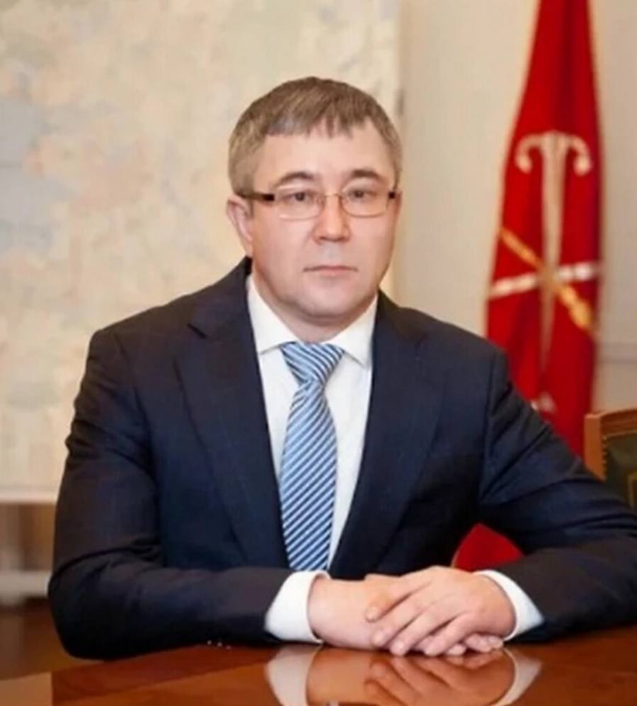 Тело бывшего главы транспортного комитета Петербурга Александра Федотова нашли под окнами отеля Sheraton в Шереметьево По данным СМИ он покончил с собой во время трёхдневной пересадки по маршруту Петербург Волгоград Предсмертной записки не нашли подмосковный СК занялся делом bezposhady