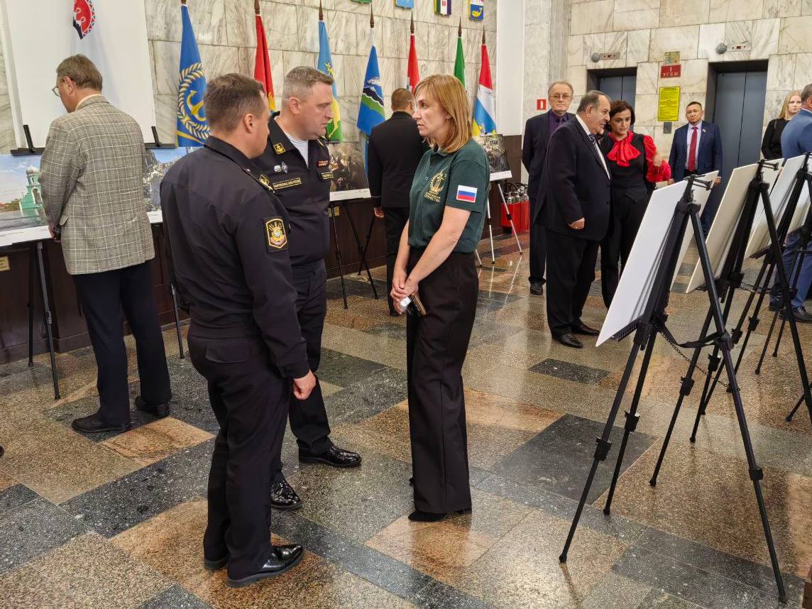 В здании Правительства Камчатского края состоялось открытие фотовыставки «Хроники террора украинского неонацистского режима» Материалы выставки рассказывают о жертвах и разрушениях, ставших следствием обстрелов мирных населенных пунктов Донецкой и Луганской Народных Республик, а также территорий Запорожской и Херсонской областей, со стороны украинских вооруженных формирований. В центре внимания – судьбы мирных жителей, пострадавших в ходе конфликта. Фотоработы, сделанные военкорами, стали частью свидетельств преступлений украинских боевиков против мирного населения ЛНР, ДНР и Новороссии, а также приграничных с Украиной территорий Курской, Белгородской и Брянской областей. Выставку посетили заместитель Председателя Государственной Думы Федерального Собрания РФ Ирина Яровая и первые лица края. В числе приглашённых - руководитель регионального филиала «Защитники Отечества» Наталья Малеева. «На фотографиях военных корреспондентов запечатлены пострадавшие от ударов украинских неонацистов здания больниц, детских садов и храмов, потерявшие кров люди - всё то, что невозможно передать словами. Такие материалы необходимо собирать для истории, чтобы люди её знали и помнили, что любой военный конфликт, это - покалеченные судьбы, это страшно. Чтобы они учились на этих жутких примерах беречь мир», - прокомментировала Наталья Малеева. Онлайн-версия выставки «Хроники террора украинского неонацистского режима» доступна на сайте Государственной Думы и официальных каналах в социальных сетях. #ЗащитникиОтечества #Камчатка