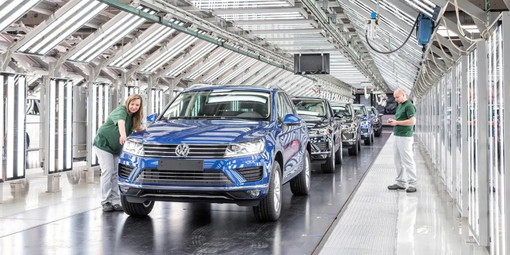 Volkswagen начнет сборку автомобилей в Узбекистане с последующей локализацией в СЭЗ Ангрен Президент Узбекистана Шавкат Мирзиёев ознакомился с презентацией предложений направленных на дальнейшее развитие автомобильной промышленности страны расширение производственных мощностей и повышение конкурентоспособности отрасли на внутреннем и внешнем рынках В ходе обсуждения было отмечено что автомобилестроение играет стратегическую роль в экономике формируя добавленную стоимость стимулируя промышленную кооперацию создавая рабочие места и расширяя экспортный потенциал Подчеркивалось что за последние годы отрасль перешла на новый этап развития ориентированный на конкуренцию и потребительский спрос Сообщается что если ранее рынок ассоциировался с ограниченным числом производителей и дефицитом то в настоящее время в стране функционируют пять автомобильных заводов в партнерстве с международными брендами включая Chevrolet BYD KIA и Hyundai Дополнительно в текущем году планируется запуск производственных мощностей с участием Volkswagen Foton и JAC Отмечается что изменения уже отразились на потребительском рынке расширился ассортимент автомобилей и исчезли очереди В процессе реализации автомобилей задействованы 20 банков при этом около 95 процентов машин приобретаются через рассрочку и кредитные программы В ходе презентации также обсуждалось развитие кооперационных цепочек и рост локализации производства комплектующих По представленным данным свыше 300 предприятий поставляют компоненты для Chevrolet около 40 компаний работают с KIA и BYD а в отрасли заняты более 10 тысяч молодых специалистов Отдельное внимание было уделено задаче доведения масштабов производства и занятости в автомобильной промышленности до уровня одного миллиона единиц Подчеркивается что растущий поток инвестиционных предложений свидетельствует о формировании благоприятного инвестиционного климата однако каждый проект должен оцениваться с точки зрения рыночного спроса и экономической эффективности В рамках презентации был рассмотрен проект производства автомобилей Volkswagen На первом этапе предусмотрена крупноузловая сборка в Ташкенте а в дальнейшем переход к полному производственному циклу в свободной экономической зоне Ангрен с повышением уровня локализации и ориентацией на экспорт Также отмечено что глобальные изменения в экономике и логистике усиливают необходимость технологической независимости отрасли и развития национальных инженерных компетенций В этом контексте в Андижане и Джизаке уже действуют современные инженерные школы формирующие новое поколение специалистов Принято решение о развитии научно исследовательских и опытно конструкторских работ в системе акционерного общества Узавтосаноат Кроме того обозначена необходимость упорядочения рынка автокомплектующих расширения доли локального производства совершенствования сертификации и создания испытательных лабораторий Президент подчеркнул стратегическую значимость автомобильной промышленности и дал поручения по усилению конкуренции углублению локализации и развитию национальной инженерной школы в отрасли Telegram Facebook Instagram LinkedIn