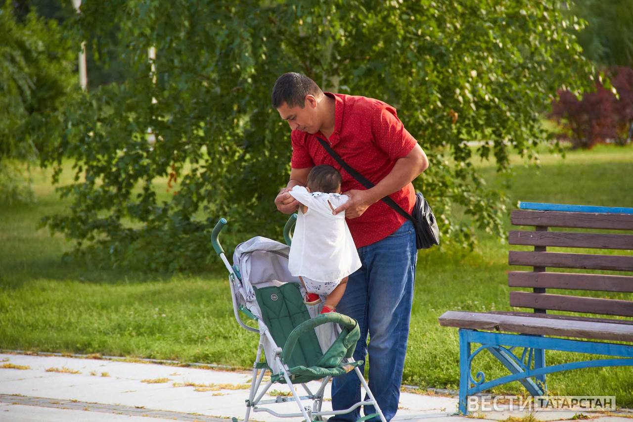 В Казани за прошлую неделю родилось 440 детей  В Казани с 2 по 8 сентября родилось 223 мальчика и 217 девочки. Об этом сообщили в пресс-службе мэрии.  Самый маленький вес при рождении составил 1130 граммов, а самый большой — 4810 граммов. Популярными именами среди новорожденных стали Артем, Макар, Леон, Марк, Тимур, Алим, Матвей, Миран, Аяз, Амир, Эмир, Валерия, Алиса, Василиса, Эмилия, София, Азалия, Раяна, Аэлита, Айлина, Аида и  Асель.  Среди редких имен были Шариф, Рамал, Армин, Рэмир, Фидэль, Аветис, Даниэль, Ирек, Эрик, Даян, Яромир, Таир, Алан, Мирая, Рувайда, Таймия, Риналия, Кадрия, Фаршита, Миа, Евангелина, Екатерина, Афина, Илада и Мира.  Кроме того, за этот же период брак заключили 353 пары.  Подписаться   Сообщить новости