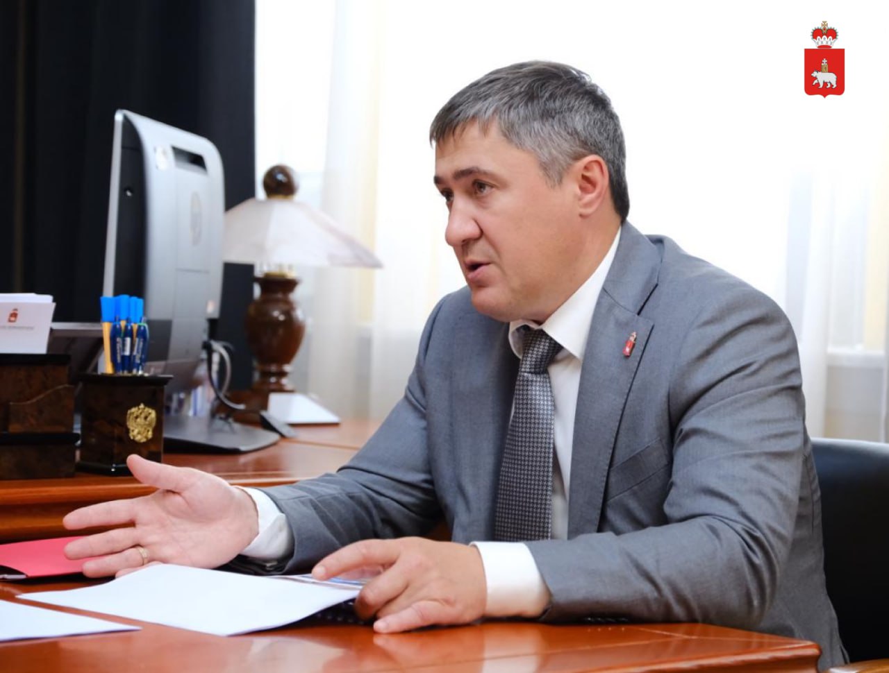 Губернатор Пермского края Дмитрий Махонин провел рабочую встречу с полномочным представителем Президента РФ в ПФО Игорем Комаровым  Дмитрий Махонин представил Игорю Анатольевичу итоги работы и планы по развитию Прикамья. Регион выполнил нацпроекты на 99,9%. В Пермском крае реализуют крупные инфраструктурные проекты, поддерживают оборонно-промышленный комплекс и популяризируют рабочие профессии.  Игорь Анатольевич обратил внимание на изменения в ключевых областях развития региона: «Растёт объём инвестиций в основной капитал, темпы ввода жилья увеличились более чем на четверть. Это результат системной работы региональной команды и поддержки федеральных инициатив. Особенно важно, что экономический рост сопровождается улучшением качества жизни».  Губернатор Прикамья Дмитрий Махонин поблагодарил Игоря Анатольевича за поддержку в организации значимых событий в рамках статуса «Молодёжная столица России — 2025». Одним из таких мероприятий стал фестиваль рабочей молодёжи «МолоТ», который привлёк 420 участников из 14 субъектов Российской Федерации.
