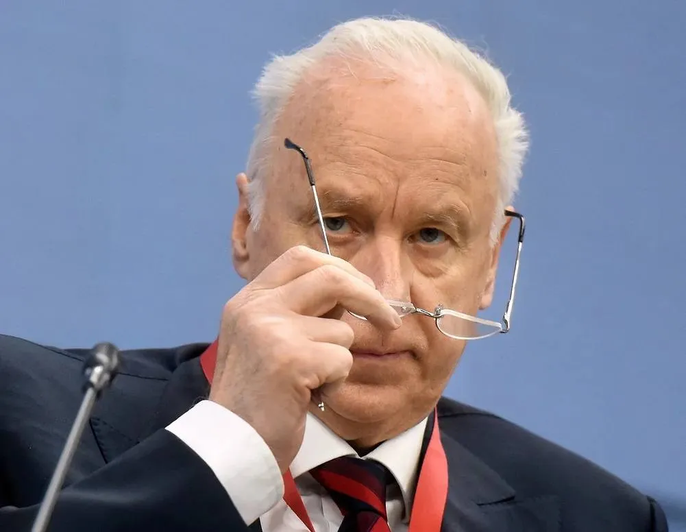 Бастрыкин затребовал доклад о расследовании дела о гибели пациентов КБСП Председатель СКР Александр Бастрыкин поручил представить доклад по уголовному делу о смерти девяти пациентов от нехватки кислорода сообщает Следком В средствах массовой информации размещено обращение родственников погибших в больнице Владикавказа к главе СК России Сообщается что в 2021 году в результате происшествия погибли девять пациентов отметили в ведомстве Ранее дочери трех погибших пациентов КБСП обратились к Александру Бастрыкину с просьбой вновь взять ход следствия под личный контроль Также родственники просили ускорить следственные действия для рассмотрения дела по существу Председатель ведомства затребовал у руководителя СУ СК России по Северной Осетии Валерия Устова доклад по доводам публикации о неоднократном возвращении уголовного дела судом для устранения препятствий к его рассмотрению добавили в пресс службе Исполнение поручения поставлено на контроль в центральном аппарате СК России КрыльяTV в MAX Подписывайтесь чтобы не пропустить главное