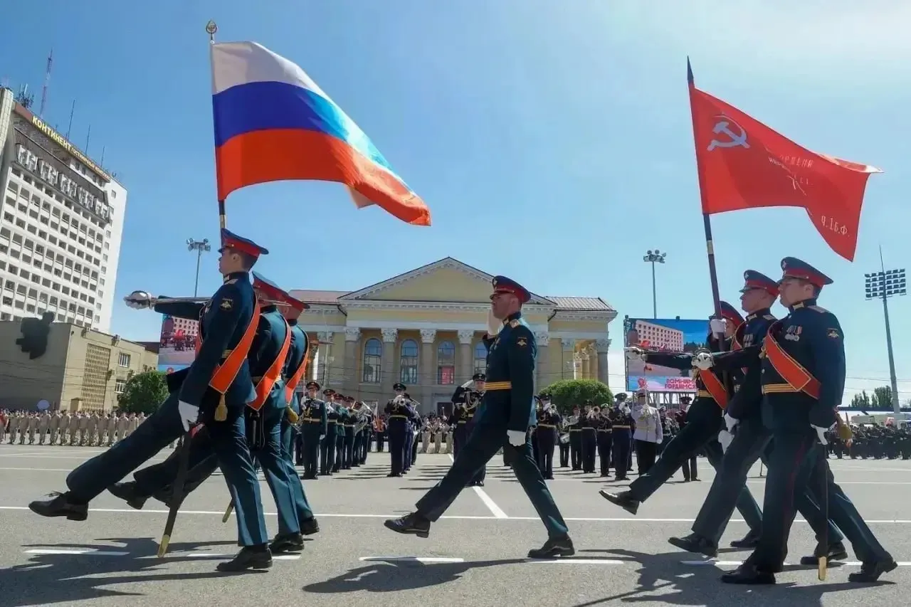 Парад на 9 Мая в Ставрополе пройдет без военной техники Такое решение приняли краевые власти Отказ от прохождения колонны военной техники продиктован текущей обстановкой и мерами безопасности заявил губернатор Ставрополья Владимир Владимиров При этом сам парад состоится в нем примут участие военнослужащие представители силовых ведомств и казачества После завершения парада на площадь Ленина вынесут масштабную копию Знамени Победы Также запланировано традиционное шествие Бессмертного полка Праздничные мероприятия состоятся во всех округах края Проведем их в тесном взаимодействии с правоохранительными органами При необходимости будем оперативно корректировать формат для безопасности людей подытожил Владимиров  Если у вас не грузятся фото видео читайте 1777 в MAX   max ru Stavropol1777
