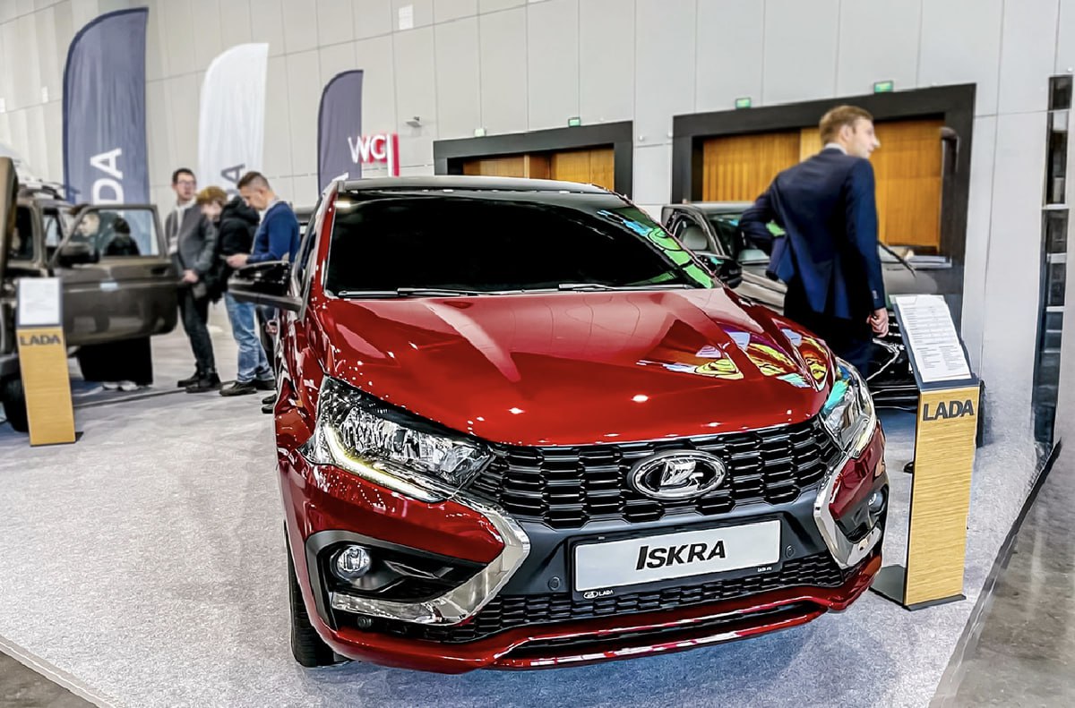 Владелец новой Lada Iskra столкнулся с отказом трех систем на пробеге 2100 км Всего через месяц после покупки и при пробеге 2100 км у новой Lada Iskra сразу отказали омыватель лобового стекла ESP и задний парктроник Проблема проявилась 17 октября хотя автомобиль был куплен 21 сентября пишет автор канала RCI News Дилеры в Самаре могли принять машину только через месяц но в тольяттинском Центральном СТО где была куплена Iskra помогли быстрее 22 октября Оказалось что АвтоВАЗ выпустил официальное предписание от 13 октября внимание о перепутанных предохранителях Для устранения неисправности необходимо Извлечь из гнезда F39 предохранитель 5А Переставить из гнезда F3 предохранитель 10А в F39 В гнездо F3 установить предохранитель 15А После выполнения этих действий все системы заработали нормально Владельцам Lada Iskra стоит проверить схему предохранителей в салонном блоке Машина с защитой от дурака Да Нам такое надо