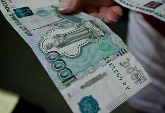 В России массово подделывают тысячные купюры — МВД Мошенники активно изготавливают фальшивые банкноты номиналом 1 тыс. рублей, сообщает МВД. Схема проста: они склеивают купюру из двух частей, чтобы внедрить внутрь металлизированную полосу. В ведомстве уточнили, что распознать подделку можно с помощью воды — при намокании клей размокает и фальшивка начинает расслаиваться. / Реклама СЕРТ НА 5000!
