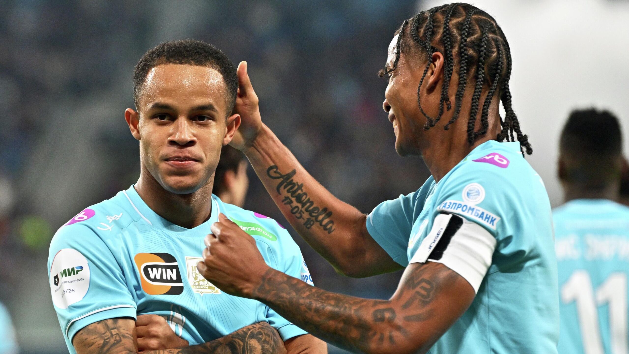 Петербургский Зенит продлил контракт с бразильским нападающим Педро сообщается в Telegram канале футбольного клуба Новое соглашение с Педро действует до конца сезона 2029 30 Педро 19 лет он перешел в Зенит из бразильского Коринтианса зимой 2024 года Нападающий является двукратным победителем молодежного чемпионата Южной Америки игроки не старше 20 лет в составе сборной Бразилии В текущем сезоне Педро сыграл 23 матча и забил три мяча за Зенит в различных соревнованиях