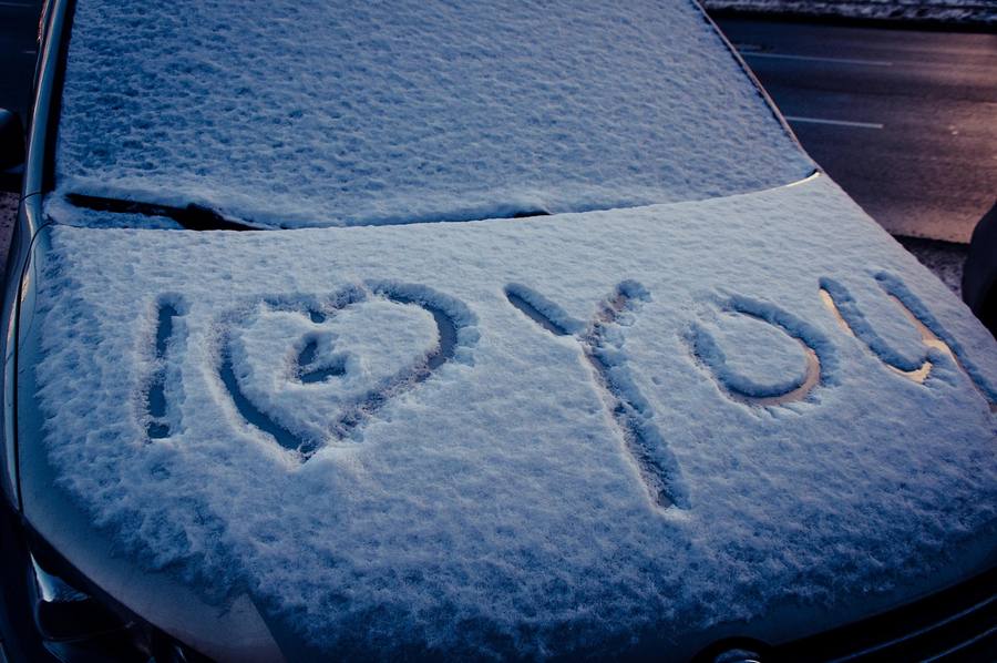 Отдавший жуликам 11 млн берёзовец продал авто за 2 3 млн но решил аннулировать сделку В Березовском районе Красноярского края мужчина через суд требует вернуть право собственности на автомобиль который продал под влиянием аферистов В заявлении указано что в период с 14 по 29 октября ему под видом сотрудников ФСБ и Росфинмониторинга звонили неизвестные Они сообщили мужчине что мошенники пытаются списать деньги с его банковского счета и отправить их на Украину а также хотят оформить его автомобиль на третьих лиц Он снял с банковских счетов почти 9 млн и отправил на указанный неустановленными лицами счет Кроме того по указанию аферистов он продал свой автомобиль по заниженной цене За машину стоимостью 3 500 000 рублей он выручил всего 2 320 000 рублей Эти средства мужчина также отправил мошенникам Когда понял что стал жертвой обмана то обратился в суд чтобы признать договор купли продажи недействительным При этом он заявил что готов вернуть новому владельцу машины деньги Newslab в ТГ МАХ ОК ВК Дзен Буст