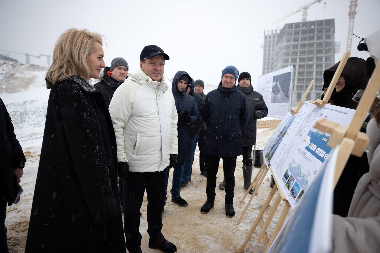 На Новой Портовой начали строительство дамбы  Гидротехническое сооружение общей протяженностью 12 км обезопасит от наводнений и давления льда часть города, которая находится ниже уровня реки Волги. В будущем здесь планируется обустроить набережную с событийной площадкой и зонами отдыха.   «Когда-то депрессивная территория, заброшенная «промка» вырастет в красивые жилые комплексы. И мы стоим с вами в начале нашей будущей, надеюсь, очень красивой и современной набережной Казани, которую полюбят жители и туристы», – подчеркнул мэр Казани Ильсур Метшин, проверивший ход работ.    Строительство всей дамбы разделили на четыре этапа, первый участок в 210 м планируется сдать в феврале 2025 года.