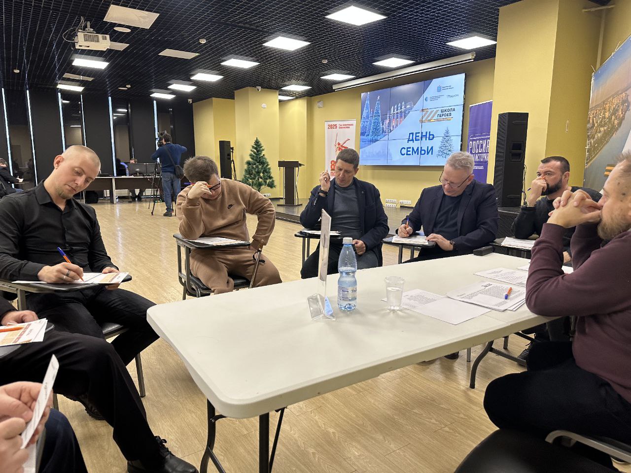 В Самарской области прошёл промежуточный экзамен для второго потока Школы героев Курсанты программы управленческой подготовки успешно сдали аттестацию по трём ключевым блокам государственная и муниципальная служба проектное управление и внешние коммуникации Что уже освоили участники основы госслужбы экономики и регионального управления практические навыки на мастерских по коммуникациям целеполаганию и проектному управлению опыт на лучших предприятиях региона в НПЦ БАС Самара научно производственный центр беспилотной авиации ключевой разработчик и производитель БПЛА в России и на Куйбышевской железной дороге одной из крупнейших магистралей страны важнейшем транспортном узле Поволжья Вопросы были о развитии области социальных проектах дорожных картах Не могу сказать что экзамен был сложным всё это мы изучали Владимир Страусс курсант Программа реализуется по инициативе Губернатора Самарской области Федорищева В А и готовит управленческий резерв для госслужбы и предприятий В день экзамена курсантов поддержали семьи и выпускники первого потока Завершился этап деловой игрой где участники применили полученные знания на практике Школа героев это инвестиция в будущее региона формирующая лидеров для новых достижений Самарской области