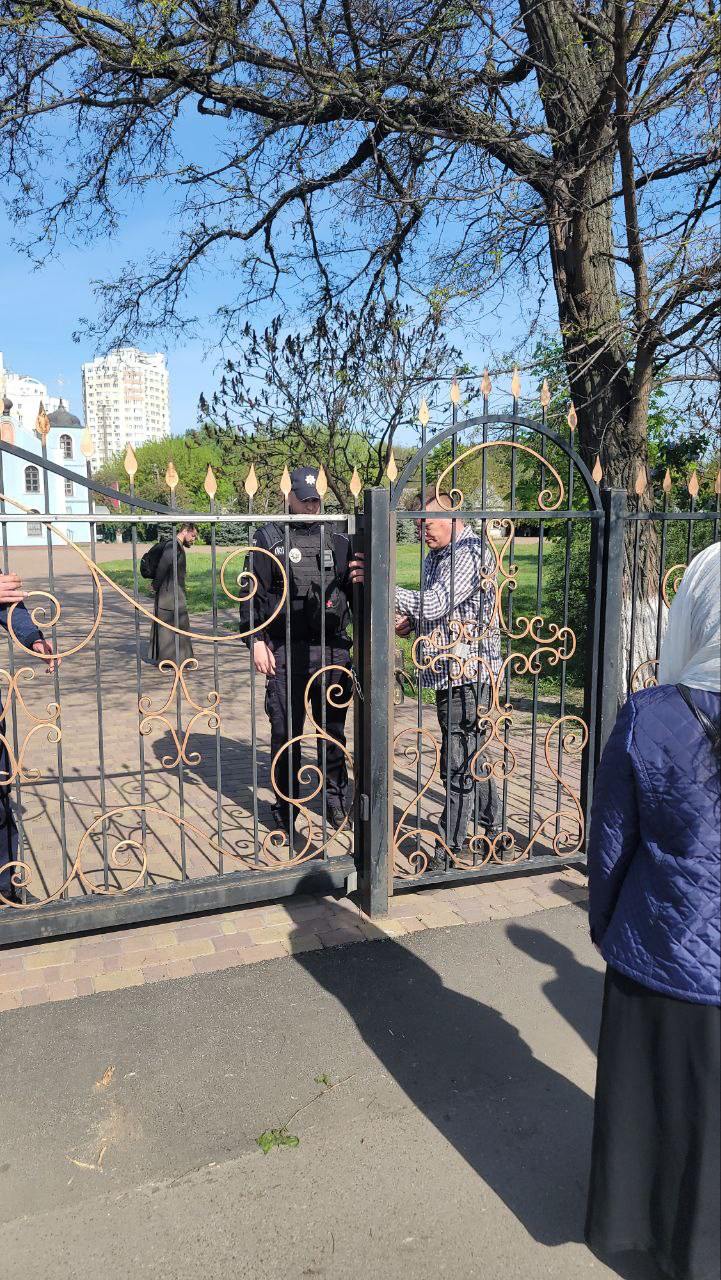 В Броварах рейдеры ПЦУ захватили Петропавловский собор канонической Украинской православной церкви Утром 30 апреля 2025 рейдеры ПЦУ захватили Петропавловский собор УПЦ в Броварах, сообщают местные паблики. Они болгаркой срезали замки на дверях и повесили свои. Очевидно, захват прошел с ведома полиции. Сейчас силовики находятся на территории храма и верующих к церкви не пускают. Петропавловская община УПЦ осталась без храма. В настоящее время по всей Украины представители ПЦУ массово , использую неонацистов и бандитов, захватывают храмы канонической УПЦ, а потом через черных регистраторов переписывают их на себя.