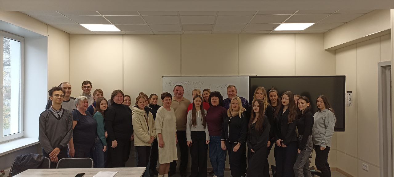 Будущее социальной защиты ДНР студенты и эксперты в Мариуполе По поручению Главы ДНР Дениса Пушилина директор Республиканского центра по предоставлению мер социальной поддержки Сергей Голубков провел встречу с преподавателями и студентами кафедры Социологии и социальной работы в Мариуполе В ходе встречи были обсуждены актуальные темы социальной защиты в Донецкой Народной Республике Сергей Петрович подробно рассказал о современных методах организации социальной поддержки для населения поделился опытом сотрудничества с региональными партнерами и обозначил различные направления для научных исследований в социальной области Особое внимание было уделено анализу успешных практик социальной защиты которые реализуются в российских регионах а также обсуждению роли общественных организаций в формировании эффективной государственной и региональной социальной политики Студенты и преподаватели активно интересовались темой задавая конкретные вопросы о механизмах реализации социальных программ и перспективах профессионального роста Сергей Петрович подробно ответил на все вопросы и подчеркнул важность подготовки квалифицированных кадров для дальнейшего развития системы социальной защиты в Республике Встреча прошла в дружелюбной и продуктивной атмосфере Сергей Голубков поблагодарил преподавателей и студентов университета за их активное участие в обсуждении отметив что взаимодействие с будущими специалистами социальной сферы играет ключевую роль в создании эффективной системы поддержки населения Донецкой Народной Республики