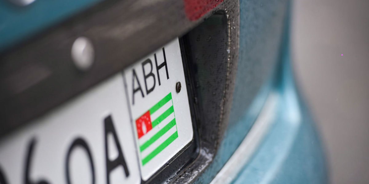 Установлен крайний срок легализации авто с иностранными госномерами Владельцы авто с иностранными госномерами должны легализовать машины до 1 октября 2025 года. Об этом сообщили в пресс-службе «Унаа». Таким образом, легализации подлежат: все транспортные средства, ввезенные в КР до 31 декабря 2024 года; имеющие государственные регистрационные знаки иностранных государств; не имеющие правоустанавливающих документов и не прошедшие таможенную очистку. Особые условия: легализированным автомобилям присваивают государственные номерные знаки 10-го региона; такие транспортные средства не подлежат отчуждению или вывозу за пределы КР; их использование в качестве такси запрещено.