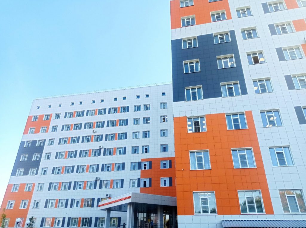 В Рязанском онкодиспансере успешно провели сложную операцию по лечению рецидива рака прямой кишки В отделении абдоминальной онкологии областного онкодиспансера госпитализировалась женщина 62 лет с обширным рецидивом рака прямой кишки прорастающим в соседние органы Как сообщается в соцсетях медицинской организации Пациентка длительное время не обращалась за медицинской помощью терпела боль Опухоль распространилась на ткани промежности затронула тонкий кишечник копчик и стенку мочевого пузыря вызывая выраженный хронический болевой синдром Результаты тщательного обследования показали отсутствие признаков отдаленных метастазов Операция представляла собой сложное сочетание радикальных хирургических методов Врачам пришлось удалить мочевой пузырь участок тонкой кишки вместе с аппендиксом провести резекцию тазового дна и копчика Целостность тазового дна была восстановлена путем пластики с использованием кожно мышечного лоскута перенесенного с передней брюшной стенки пациентки Во время опе