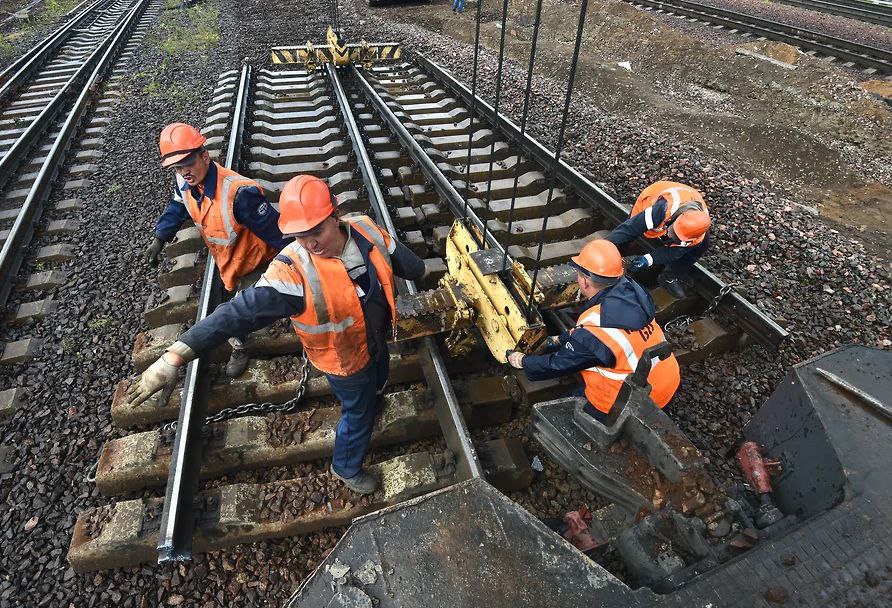 Власти Тувы рассматривают привлечение монгольских и китайских компаний в проект строительства железной дороги Курагино Кызыл с продлением ее до монгольской границы 1 2 декабря в Иркутске пройдет первый Форум регионов Монголии и России где правительство Тувы планирует заключить с монгольской ЧингисХаан Групп партнером China Railways рамочное соглашение о сотрудничестве в развитии инфраструктуры на территории республики Вызывает определенный интерес предложение китайских партнеров обеспечить строительство железнодорожной и при необходимости энергетической инфраструктуры на российской территории взамен на предоставление российской стороной права на разработку месторождений полезных ископаемых на территории Республики Тыва Коммерсант цитирует спецпредставителя главы республики Владимира Донских Такие сделки инфраструктура в обмен на ресурсы уже используются при строительстве объектов инфраструктуры на территории Монголии добавил он в частности по словам представителей ЧингисХаан Групп и China Railways по такой схеме будет построена железная дорога на территории Монголии с подходом к российско монгольскому пункту пропуска Цаган Толгой в Туве Арц Суурь в Монголии PROtransport