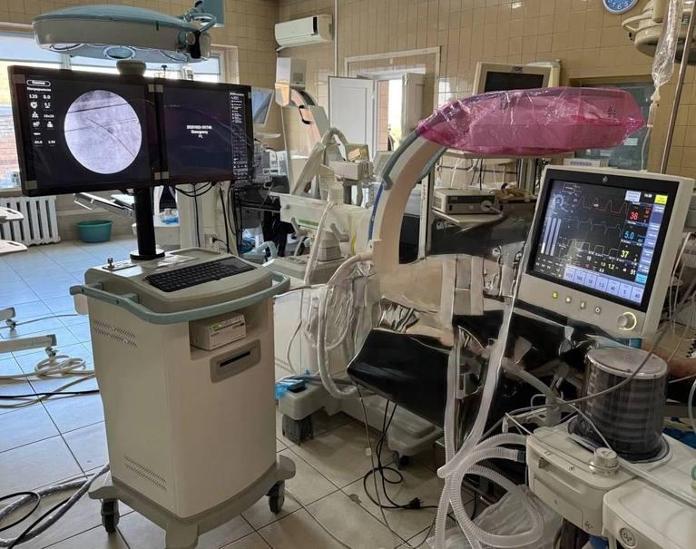 В Луганской республиканской клинической больнице урологическое отделение получило 2 новых аппарата для диагностики и сложных операций Портативная ультразвуковая система РуСкан 70П помогает точно проводить пункции почек и работает рядом с пациентом или в операционной Также поступил современный рентгеновский комплекс С дуга который облегчит хирургам доступ к почкам при удалении камней Техника позволяет делать урографию уретрографию и цистографию Новое оборудование повышает качество и доступность высокотехнологичной медицинской помощи Уже проходят операции с использованием этих технологий что сокращает время вмешательства и ускоряет восстановление пациентов