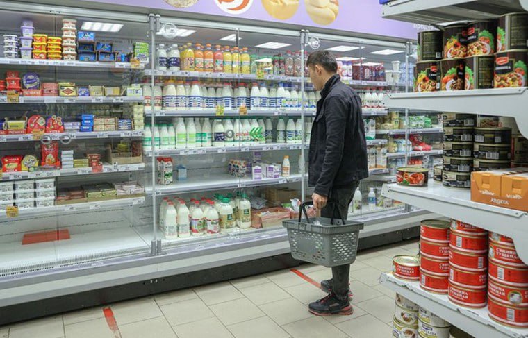 Экономист спрогнозировала резкое снижение цен на продукты и одежду Весной цены на обувь и одежду в России могут снизиться на 20–30%, а на продукты питания — на 10–15%, заявила в беседе с «Газетой.Ru» экономист Юлия Бутырина.  Изменения цен будут зависеть от конкретного товара и региона, отметила эксперт.  «Если в этом сезоне будет хороший урожай, цены на основные продукты питания  например, картофель, овощи  могут снизиться из-за увеличения предложения. Если складские запасы будут высокими, это также может способствовать снижению цен», — объяснила Бутырина. Она также не исключила снижение цен на зимнюю одежду и обувь, в связи с тем, что ретейлеры станут освобождать места для новых коллекций. На устаревшие модели скидки могут достигнуть до 30%, уточнила экономист.