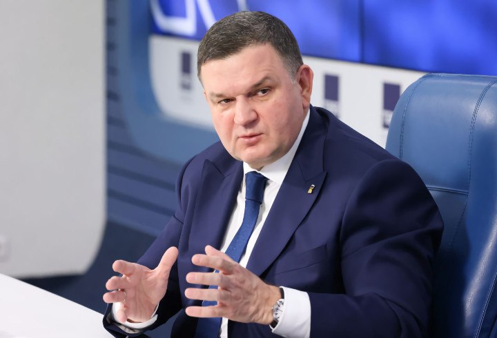 Сергей Перминов: Для Ленинградской области малый и средний бизнес — основа социальной стабильности В ходе встречи, организованной правительством под руководством премьер-министра Михаила Мишустина, губернатор Ленинградской области Александр Дрозденко выступил с инициативами по поддержке малого и среднего предпринимательства в регионе. В частности, он предложил предоставлять гранты и организовывать обучающие программы для ветеранов специальной военной операции. Кроме того, глава 47-го региона предложил выделить приоритетные проекты для развития бизнес-парков. Благодаря активным действиям в этой сфере, количество малых и средних предприятий в регионе увеличилось на 6,43% в 2024 году. Доходы бюджета всех уровней составили 17 миллиардов рублей. В беседе с ЛенТВ24 сенатор РФ от Ленобласти Сергей Перминов оценил эффективность реализуемых в регионе программ поддержки малого бизнеса. «Малое и среднее предпринимательство является важной частью экономики нашей страны. Оно не просто создает рабочие места, но и является средой, в которой нередко возникают прорывные идеи, содействующие достижению национальных целей развития. По итогам прошлого года количество занятых в секторе составило 29,3 миллиона человек», — сказал Сергей Перминов. Сенатор РФ напомнил, что в Ленинградской области малый и средний бизнес играет ключевую роль в экономическом развитии региона, обеспечивая его устойчивость и стабильность. В регионе наблюдается рост числа субъектов малого и среднего предпринимательства, которое достигло 87 тысяч. Количество занятых в этой сфере увеличилось до 338 тысяч человек. В 2024 году малый бизнес региона принёс в бюджеты всех уровней 17 миллиардов рублей. «Положительная динамика обусловлена в первую очередь вниманием властей к данной сфере. Общий объем региональной помощи ее представителям в этом году составляет более 2 млрд рублей. В области функционирует и разветвленная сеть поддержки бизнеса, в которую входят шесть региональных и 20 муниципальных профильных центров. Содействие МСП в регионе будет продолжаться», — резюмировал Сергей Перминов. Online47 — Всё о Ленобласти и не только