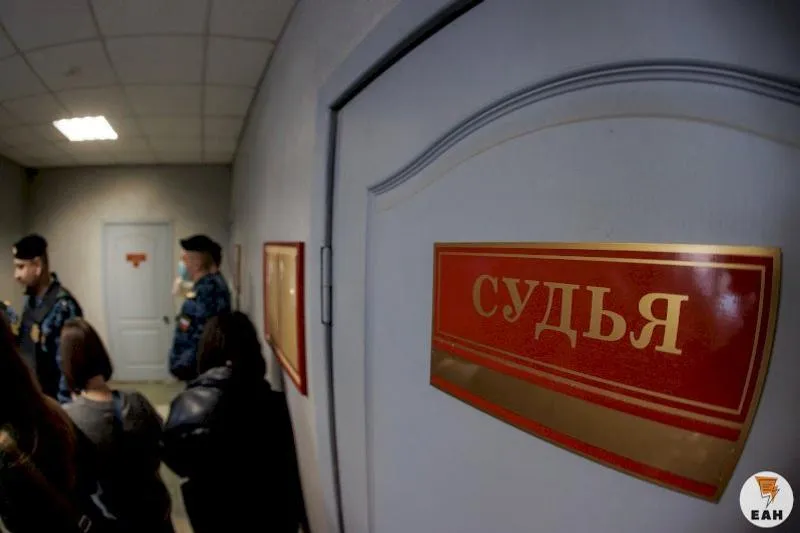 ЕАН Челябинск В Челябинске директора МУП будут судить за коррупцию СК завершил расследование уголовного дела в отношении директора муниципального предприятия Коммет Сергея Кочнева Его обвиняют в мошенничестве злоупотреблении должностными полномочиями и получении взятки Вместе с Кочневым будут судить его заместителя главного бухгалтера и двух индивидуальных предпринимателей По версии следствия фигуранты заключали фиктивные договоры подряда и контракты на обслуживание электрических сетей предприятия с подконтрольным ИП После этого соучастники предоставляли акты выполненных работ При этом фактически работы не проводились Деньги обналичивались и распределялись между участниками группы Ущерб МУП и администрации города составил свыше 2 2 млн рублей Подписаться на ЕАН Челябинск в подробнее на канале ЕАН Челябинск