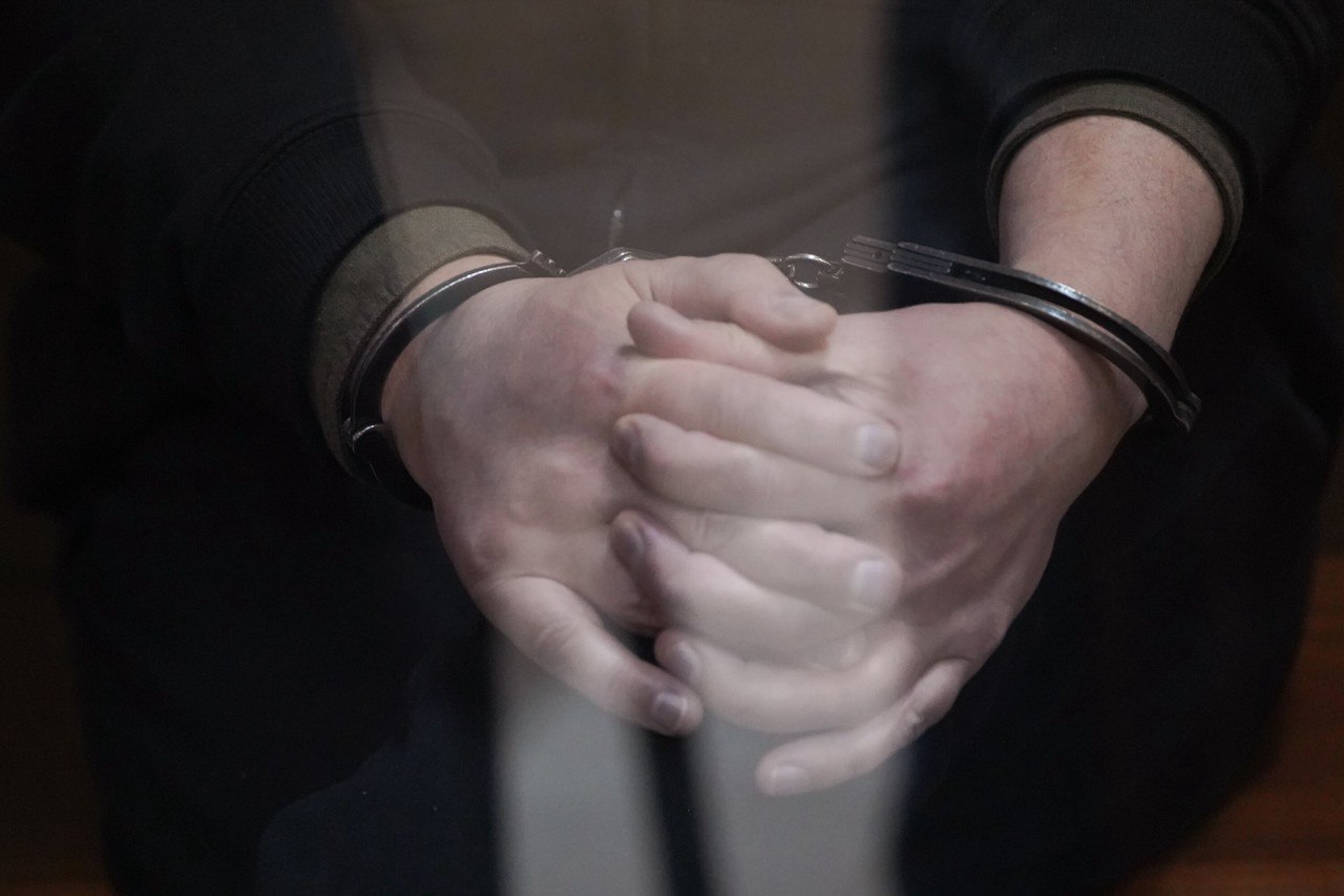 За осквернение памятника пособнику Гитлера трех человек приговорили к тюрьме Как несложно догадаться речь снова идет о прибалтийской республике Трое граждан России и Эстонии осквернили в Литве монумент главарю лесных братьев Адольфасу Раманаускасу Ванагасу Именно он ответственен за убийство тысячи мирных жителей в годы войны В результате Каунасский региональный суд вынес приговор вандалов отправили в тюрьму на сроки от двух с половиной до четырех лет Зато снос памятников российским писателям на Украине в Прибалтике точно не считают чем то преступным   Подпишитесь на Абзац TG VK Дзен MAX Rutube