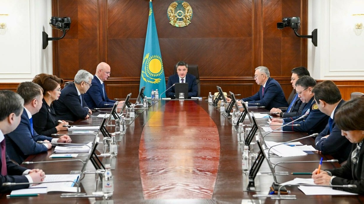 Правительство усилит борьбу с фейками о проекте Конституции Казахстана Премьер министр Олжас Бектенов поручил министерствам и акиматам активизировать разъяснение гражданам проекта новой Конституции передает ArbatMedia   Прислать новость