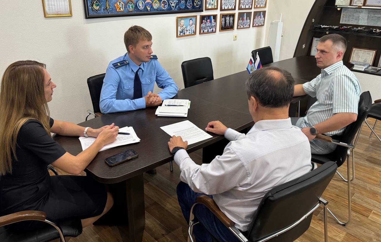Исполняющий обязанности Новосибирского транспортного прокурора Илья Павлович Романов с рабочим визитом посетил ФКУ Сибирский авиационный поисково спасательный центр В ходе визита Романов И П обсудил с директором учреждения Анатолием Александровичем Лукьяненко актуальные темы профессиональной деятельности центра организации подготовки персонала и прочее После исполняющий обязанности транспортного прокурора провел личный прием граждан Заявителей интересовали вопросы оплаты и охраны труда порядка обращения в органы прокуратуры за защитой нарушенных прав Обратившимся даны устные разъяснения федерального законодательства по поступившим письменным обращениям организованы проверки проведение которых поставлено на контроль НОВОСИБИРСКАЯОБЛАСТЬ МЕРОПРИЯТИЯИВСТРЕЧИ ПРИЕМГРАЖДАН