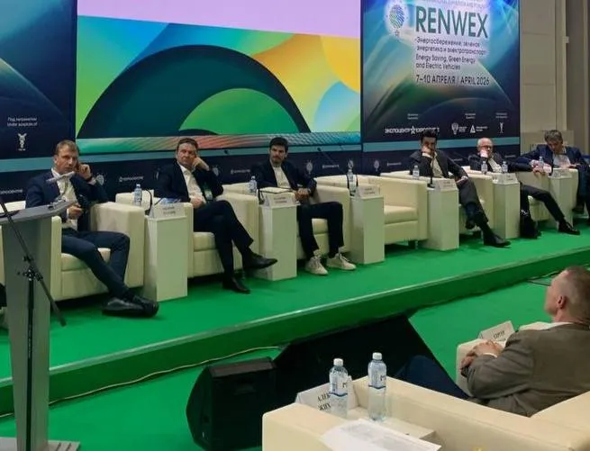 RENWEX2026 Андрей Катаев член Правления директор по энергетическим рынкам и внешним связям АО СО ЕЭС отметил что в ряде энергосистем электрохимические накопители могут стать наиболее эффективным решением для обеспечения поставки мощности в часы пиковых нагрузок А их комбинация с объектами ВИЭ генерации вполне может стать альтернативой строительству тепловых электростанций Вместе с тем в отдельных случаях где требуется более длительное чем 2 6 часов накопление энергии могут быть востребованы другие технические решения в частности водородные накопители   Таким образом оптимальное для энергосистемы решение в каждом случае нужно рассчитывать отдельно и определять в том числе на основании долгосрочных отборов Для справки в Генсхеме до 2042 года пока не отмечены проекты интеграции СНЭ Вместе с тем проекты строительства ГАЭС запланированы в объеме 3 5 ГВт Их строительство капиталоемко требует значительных территорий и может длиться более 10 лет Подписаться на АРВЭ