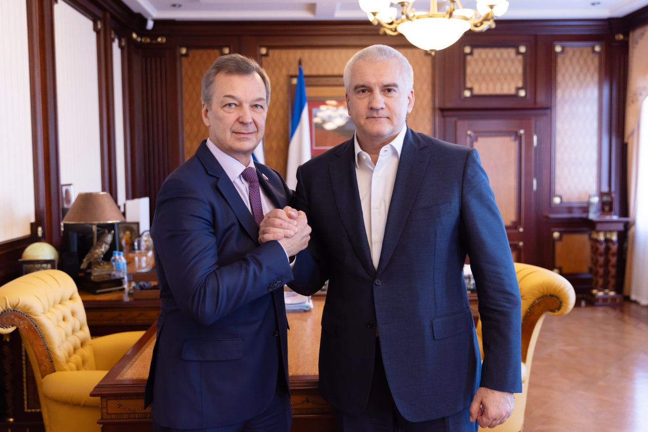 В Крым прибыла делегация Совета Федерации во главе с Первым заместителем Председателя верхней палаты российского парламента Андреем Владимировичем Яцкиным Отмечу что впервые сенаторы работают в республике в таком широком составе подобное внимание к нашему региону особенно ценно и значимо для крымчан Благодарю Председателя Совета Федерации Федерального Собрания РФ Валентину Ивановну Матвиенко Андрея Владимировича за проекты которые системно реализуются в Крыму при их поддержке Особое место занимает Федеральный детский реабилитационный центр в Евпатории который создается по инициативе и под патронатом Валентины Ивановны Уверен что этот объект станет флагманом детской курортной реабилитации в стране В свою очередь сенаторы от Крыма активно участвуют в законодательной деятельности совместно с коллегами работают над решением проблемных вопросов Кроме того мы постоянно делимся нашим опытом для успешной интеграции в законодательное социально экономическое пространство России исторических регионов Донецкой и Луганской народных республик и Херсонской и Запорожской областей Не сомневаюсь что такая консолидация сил позволит нам преодолеть все текущие сложности двигаться вперед и развиваться