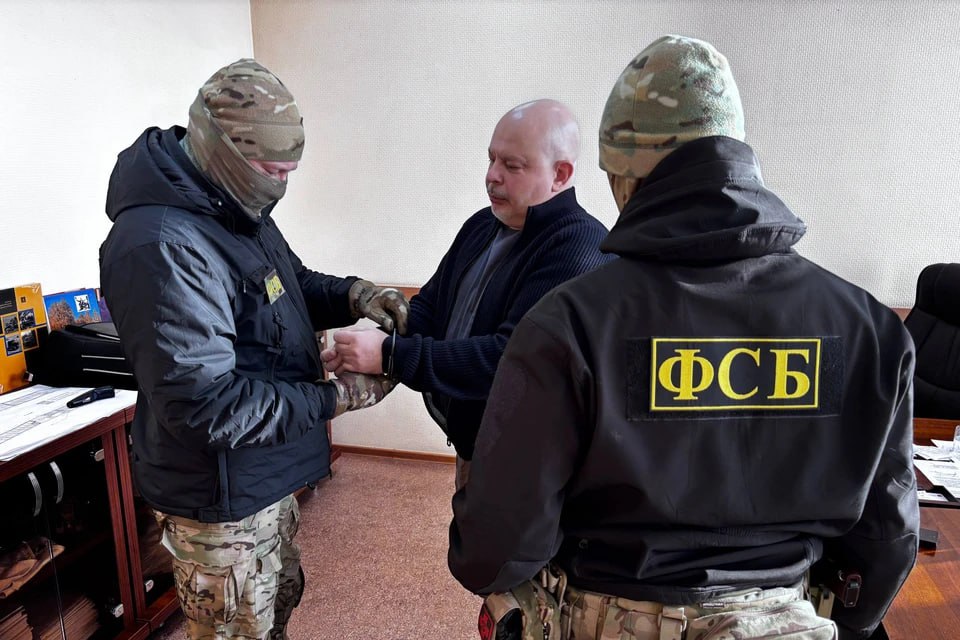 Хотел получить от завода 23 млн рублей в Челябинске замдиректора технопарка задержали по подозрению во взятках В Челябинске утром 21 января сотрудники ФСБ задержали заместителя гендиректора ООО Технопарк Тракторозаводский Сергея Неврова Его подозревают в получении взятки в особо крупном размере Учрежденному областным министерством имущества технопарку принадлежат производственные площади в Тракторозаводском районе Как рассказали в УФСБ по Челябинской области Невров хотел получить от завода 23 млн рублей За эти деньги он обещал продлить с предприятием договор аренды производственного помещения без существенного повышения арендной платы Посредник принес замдиректора технопарка 3 млн рублей А позже директор завода через посредника передал Неврову еще 3 7 млн рублей В региональном СУ Следственного комитета рассказали что уголовные дела возбуждены также в отношении давшего взятку директора завода и посредника который передавал деньги   Подписаться на chelkp Мы в MAX