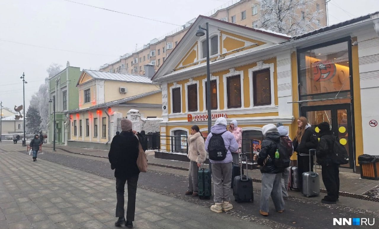 Корреспондент   узнал подробности переполоха на Покровке. По нашим данным, группа школьниц, приехавшая из Саранска, решила перекусить в ТЦ «Небо». Там они заметили подозрительного мужчину в балаклаве, который преследовал их. Девочки решили сменить локацию и пошли в пиццерию на Большой Покровской.  Но отделаться от странного мужчины так и не удалось. Уже на Покровке подростки сами вызвали полицию. Со слов свидетелей, мужчину задержали.  «Был одет странно. Полностью в черном, балаклаве, со странными нашивками, на рюкзаке был листок с надписью «Понять и простить. Последний день». Он копошился в своей сумке, постоянно оборачивался на детей» — рассказали очевидцы.