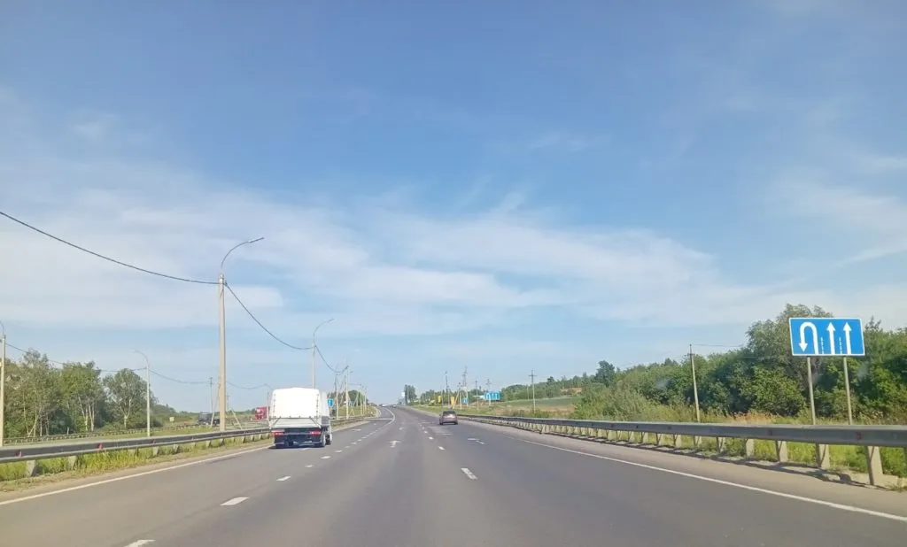В Рязанской областной Думе обсудили приведение дорожной сети региона в нормативное состояние В Рязанской областной Думе прошёл правительственный час на тему О приведении в нормативное состояние региональной и местной дорожной сети в Рязанской области С докладом выступила министр транспорта и автомобильных дорог Рязанской области Антонина Черских Она представила ключевые направления развития дорожной инфраструктуры региона включая работы по нацпроекту Инфраструктура для жизни Особое внимание было уделено реализации шестилетней программы разработанной до 2031 года В этом году в рамках нацпроекта запланировано отремонтировать участки автодорог протяженностью 119 км уделив приоритетное внимание школьным и туристическим маршрутам подъездам к социально значимым объектам въездным трассам и магистралям с высокой интенсивностью движения Кроме того Антонина Черских проинформировала о ходе строительства нового моста через реку Оку На текущий момент готовность объекта составляет 21 Завершить ст