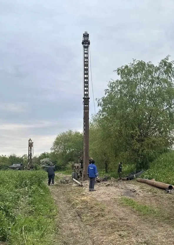 Уже к 15 мая в посёлке Мамедкала Дербентского района Дагестана планируют завершить первый этап восстановления нормального водоснабжения после апрельского прорыва Геджухского водохранилища Пробурят новые скважины а также отремонтируют два действующих источника Такое решение было принято по итогам посещения пострадавших территорий министром природных ресурсов и экологии РФ Александром Козловым По поручению руководителя Федерального агентства по недропользованию Олега Казанова разработали план бурения скважин с точными координатами Люди должны быть обеспечены чистой питьевой водой в пострадавших от паводков районах как можно скорее После совещания с Президентом России мы оперативно включились в работу по стабилизации ситуации на Северном Кавказе подчеркнул Александр Козлов