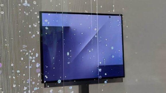 Samsung будет продавать Galaxy Z Trifold за 2499 долларов За эти деньги модель помимо огромного дисплея предложит 16 ГБ ОЗУ и 512 ГБ памяти Других комплектаций вероятно не будет