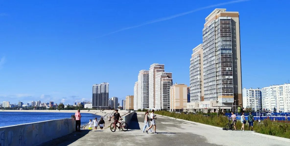 В 2026 году около 100 молодым семьям помогут купить жильё в Хабаровском крае В 2026 году правительство Хабаровского края выделит 300 миллионов рублей на поддержку молодых семей в рамках специальной программы На эти деньги планируется выдать около 100 сертификатов на социальные выплаты на покупку жилья Участники проекта у которых есть дети смогут купить квартиры оплатив 35 их стоимости для пока не имеющих детей размер выплаты снижен до 30 цены жилья В 2025 году государственная поддержка помогла улучшить жилищные условия 295 молодым семьям 49 семей по краевой программе и 246 семей по федеральной программе Полученные средства можно использовать для строительства или покупки жилья у застройщика Супруги сами выбирают застройщика и объект недвижимости но в пределах своего муниципального образования В министерстве строительства края уточнили что участниками программы могут быть молодые семьи в том числе неполные с одним родителем и одним или несколькими детьми Возраст каждого из супругов или родителя в неполной семье не должен превышать 35 лет Семья должна быть официально признана нуждающейся в жилье Для получения подробной информации об участии в краевой программе необходимо обратиться в органы местного самоуправления края по месту постоянного жительства или в министерство строительства края по телефонам 4212 30 44 52 32 52 46 todaykhv