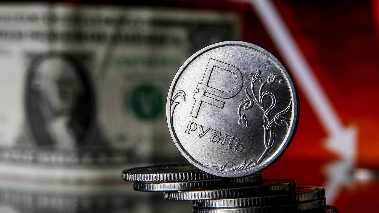 Рубль упадет до 100 рублей за доллар к концу года, прогнозируют эксперты. Текущий курс поддерживают искусственно для сдерживания инфляции и помощи отпускникам, но с июля начнется его постепенное обесценивание, которое продолжится в 2026 году. Давление экспортеров и бюджетных интересов приведет к курсу 100 к 1.