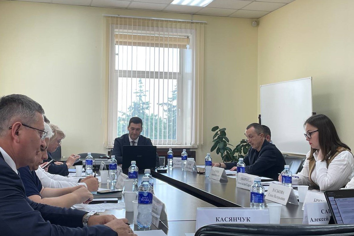 Константин Зайцев: Продуманная инвестиционная политика является залогом динамичного развития региона Реализацию трех крупных проектов поддержал Инвестиционный совет при Губернаторе Иркутской области. «Правительство Иркутской области продолжает работу по улучшению инвестиционного климата в регионе, для этого в регионе внедрен Региональный инвестстандарт. Также в числе ключевых инструментов в этом процессе предоставление мер государственной поддержки компаниям для реализации инвестиционных проектов. Продуманная инвестиционная политика является залогом динамичного развития региона», – сообщил Председатель Правительства Иркутской области Константин Зайцев. Члены совета признали возможным заключение инвестиционных соглашений в отношении проектов по техническому перевооружению Иркутского авиационного завода, по строительству в Иркутском районе спортивного крытого комплекса для развития пляжного волейбола и по созданию в Ангарске распределительного центра. Подробнее — на портале Иркутской области.