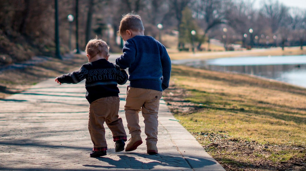 Для родителей препятствующих общению детей с родственниками могут усилить наказание Как сообщают СМИ предлагается повысить штраф с двух тысяч до 10 тысяч рублей За повторное нарушение проект предусматривает штраф от 15 тысяч до 20 тысяч рублей а также административный арест сроком до пяти суток Член Московской городской коллегии адвокатов Виктория Данильченко vikdanilchenko в прямом эфире радиоканала Слушаем на Радио России Записаться к приставу на прием это целый квест И если тебе это удалось то ты имеешь право просить пристава с тобой сходить на эту встречу которая у тебя прописана судом и которая никак не может состояться Пристав должен вместе с тобой туда прийти и составить акт о том что человек не исполняет решение суда Если будет много таких актов то для второго родителя появляется возможность обратиться в суд с тем же самым иском об определении места жительства ребенка в связи с тем что другая сторона злоупотребляет родительскими правами Также этот же пристав может налагать штраф на то что человек отказывается показывать ребенка отказывается выходить на связь и так далее На сегодняшний день они совсем минимальные были во всяком случае наверное человеку было проще заплатить одну две тысячи рублей Соответственно только рублем можно наказать если за такое правонарушение штраф будет уже 50 тысяч рублей то уже люди подумают стоит ли оно того Слушать на платформе СМОТРИМ Подписывайтесь на Радио России в Телеграм MAX и скачивайте официальное приложение Радио России