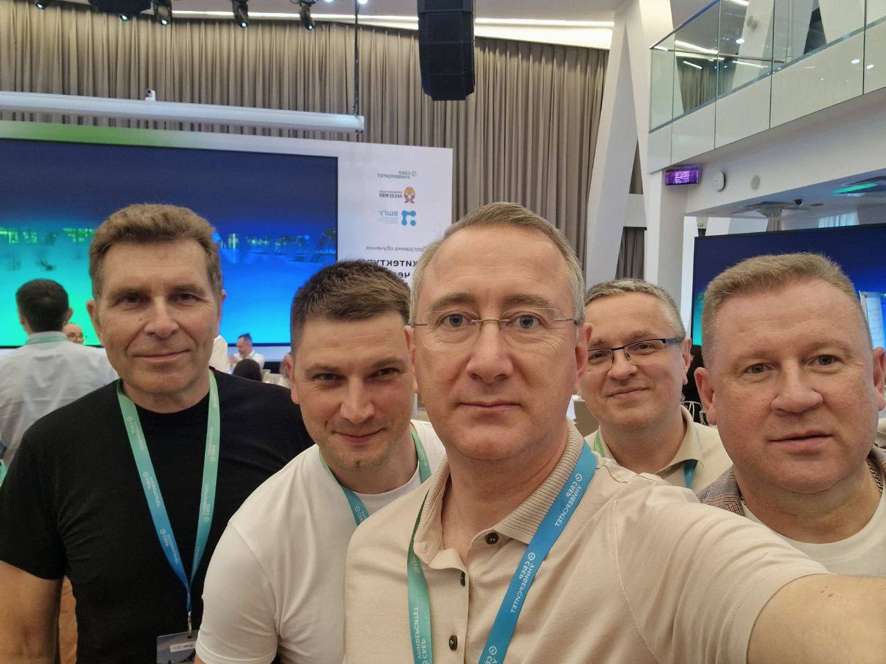 В Москве Шапша с коллегами прослушал лекции на тему, как создавать пространства, в которых людям хочется жить Практикум «Архитектура для человека» организовали при поддержке администрации президента. Спикерами стали Сергей Кириенко, Марат Хуснуллин, Сергей Собянин, Герман Греф и другие мега-эксперты. На форум пригласили всего 30 губернаторов и мэров. В их число вошли и представители нашего региона. Владислав Шапша рассказал, что на практикуме обсудили самые современные мировые тенденции создания комфортной городской, представленные ведущими архитекторами и урбанистами. Калужская делегация поделилась с коллегами достижениями последних лет. В области, например, благодаря федеральной программе благоустроили 1100 дворов и 600 общественных пространств в городах и районах. ES! - канал. Подписаться