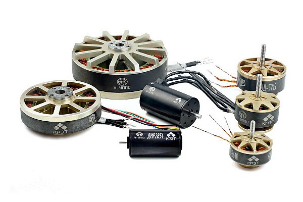 Ростех расширил линейку компактных электродвигателей для машиностроения автопрома и авиации Концерн Радиоэлектронные технологии КРЭТ Госкорпорации Ростех расширил серию компактных высокопроизводительных электродвигателей для гражданского машиностроения автопрома авиации и робототехники Освоен выпуск 15 моделей сейчас в разработке еще несколько перспективных образцов Изделия соответствуют международным стандартам качества и надежности и позволят заместить импортные аналоги Об этом сообщает AVIA RU Электродвигатели разработаны и серийно производятся на Улан Удэнском приборостроительном производственном объединении У У ППО входит в КРЭТ Они выполнены из отечественных комплектующих отличаются небольшим весом и высоким КПД Двигатели имеют конструктивные особенности обеспечивающие им высокие характеристики aviaru net n290266