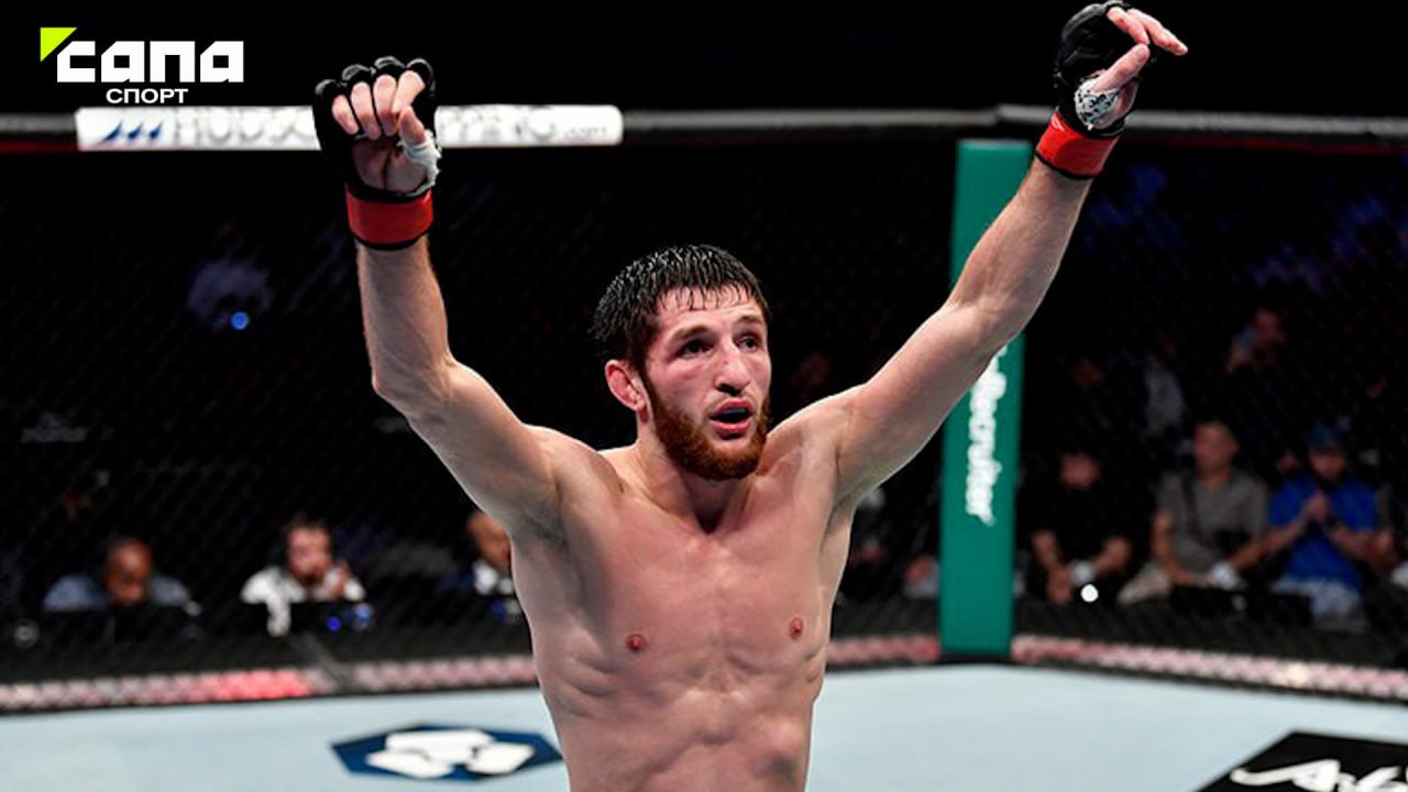 Тагир Уланбеков вынес Азата Максума в прелимах UFC on ABC 8 На турнире в Баку топовый боец наилегчайшего веса из Дагестана взял верх над представителем Казахстана единогласным решением судей. Для Уланбекова эта победа стала четвертой подряд, а всего на его счету 17 выигранных поединков при двух поражениях. Подписывайтесь на «Сапа Спорт»
