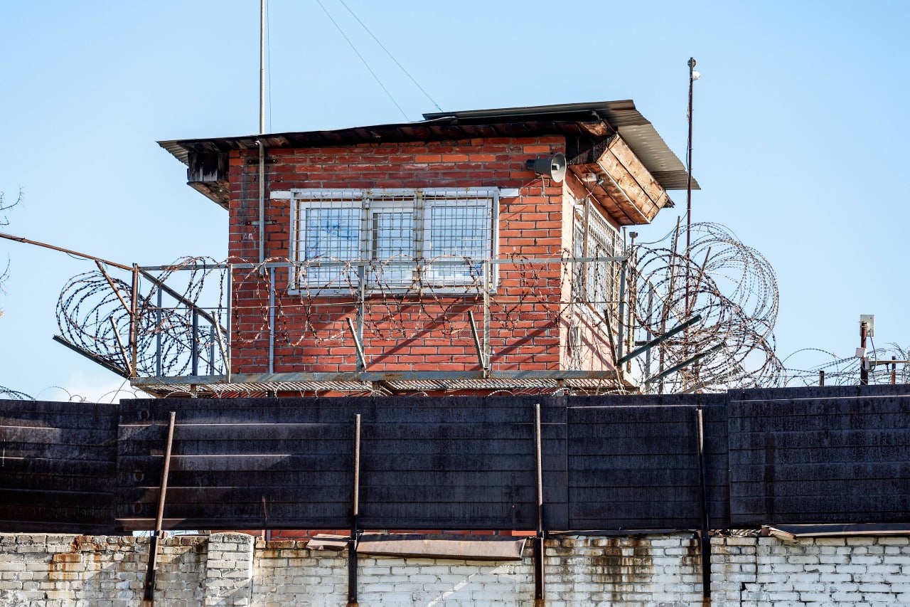 Экс полицейский получил 7 5 года колонии за взятку в Челябинске В деле осужденного бывшего начальника отделения экономической безопасности и противодействия коррупции УМВД в Калининском районе нашли новый эпизод За взятку в 250 тысяч рублей он получил срок в колонии строгого режима Новый приговор ему вынесли в Центральном районном суде Новый эпизод вскрыли сотрудники ФСБ совместно с коллегами из ОРЧ СБ ГУ МВД региона Они установили что в январе 2022 года силовик через посредника получил 250 тысяч рублей в качестве взятки от бизнесмена Взамен он должен был вернуть предпринимателю изъятую у него непродовольственную продукцию проходящую по уголовному делу По факту получения взятки экс главу районного отдела МВД по борьбе с коррупцией признали виновным по части 5 статьи 290 УК РФ По совокупности приговоров ранее осужденному назначено наказание в виде семи лет шести месяцев лишения свободы с отбыванием в исправительной колонии строгого режима уточнили в ФСБ