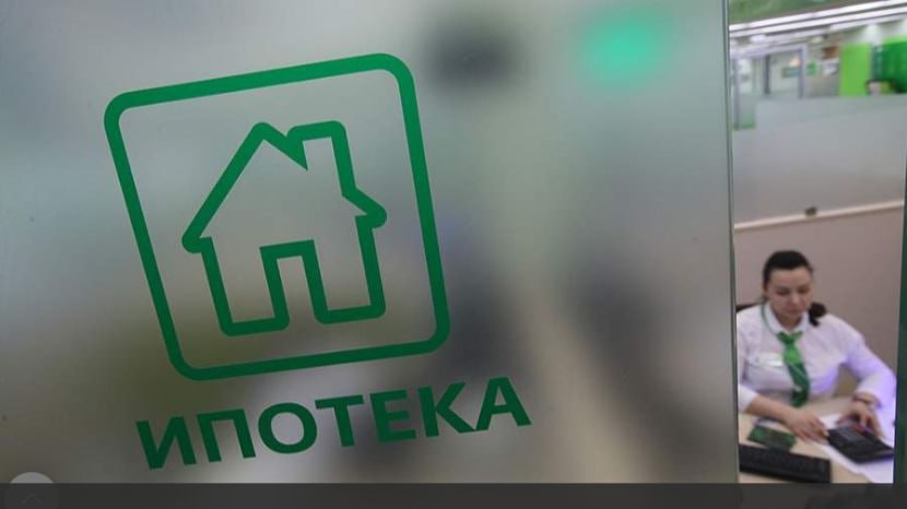 Минфин объявил об изменениях в программе семейной ипотеки с 1 февраля Нововведения анонсировали ранее Супруги должны будут обязательно выступать созаемщиками по кредитному договору При этом у них сохраняется возможность привлечь третьих лиц если дохода не хватает для получения кредита Изменение не затрагивает военнослужащих которые участвуют в накопительно ипотечной системе Кредитный договор будет заключаться в привязке к детям Таким образом реализуется принцип один льготный кредит на семью Мера позволит предотвратить злоупотребления сделав систему поддержки граждан более адресной пояснили в ведомстве jkinvest news jkinvest