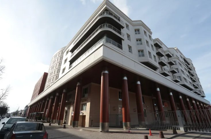 В Перми продается квартира по рекордно высокой цене В Перми продается трехкомнатная квартира за 81 5 млн руб Она расположена в ЖК Москва на ул Пермской 33 Об этом сообщается на сайте Авито Площадь квартиры составляет 144 7 кв м Квадратный метр оценивают в 563 2 тыс руб Это самая высокая цена на вторичном рынке Перми В августе эта же квартира продавалась за 70 5 млн руб В конце октября цена выросла сразу на 11 млн руб Владелец недвижимости уточняет что у него нет цели продать жилье быстро поэтому торговаться он не намерен Причина продажи тоже не уточняется