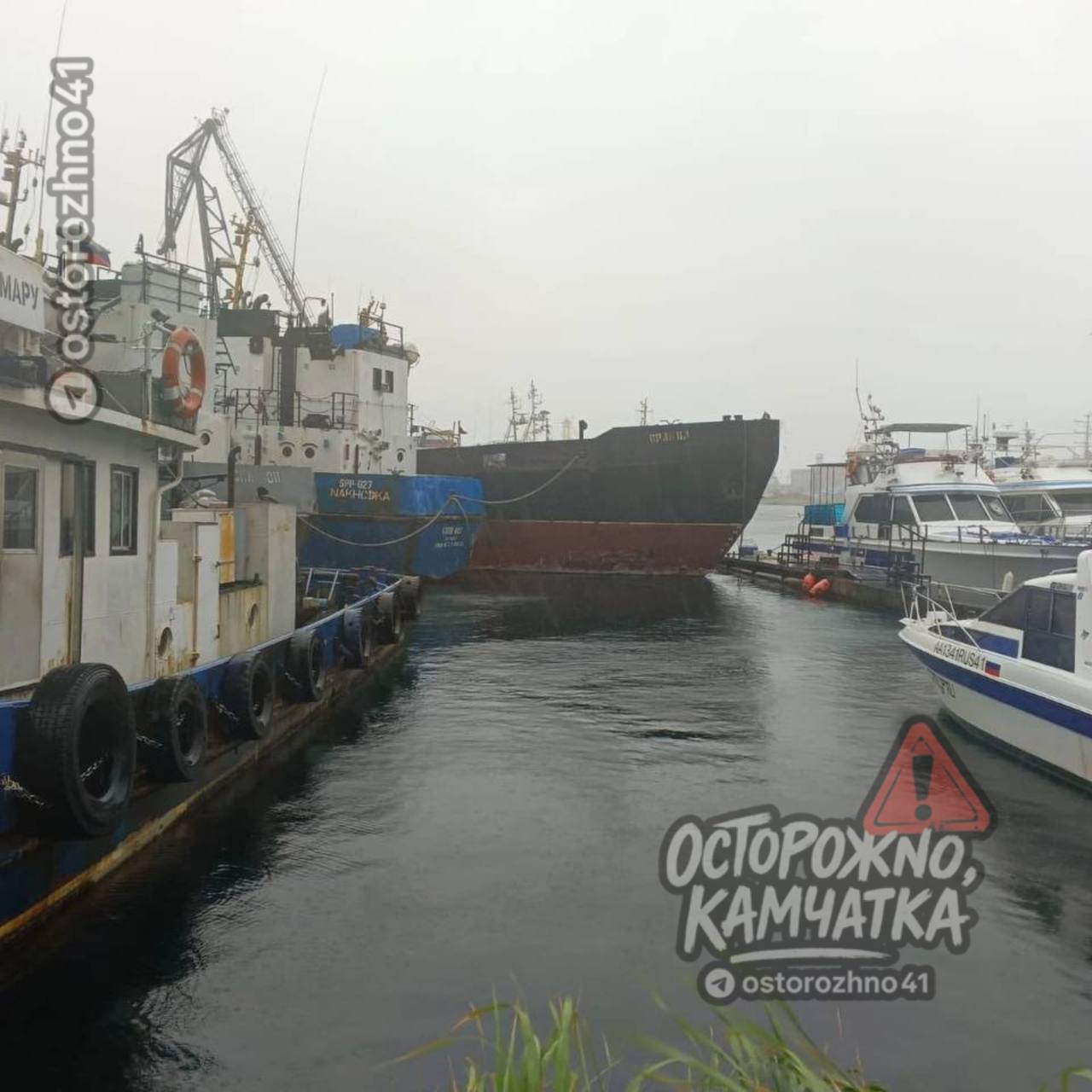 Осторожно штормовой ветер В акватории Богородского озера сорвалось с якорей судно Орлица Порывы ветра достигали 22 м с существовала угроза повреждения яхт и катеров Спасатели отбуксировали судно при помощи погрузчика и закрепили на месте По предварительной информации повреждений Орлицы и соседних судов нет Предложка открыта Обсудим в чате Осторожно Камчатка