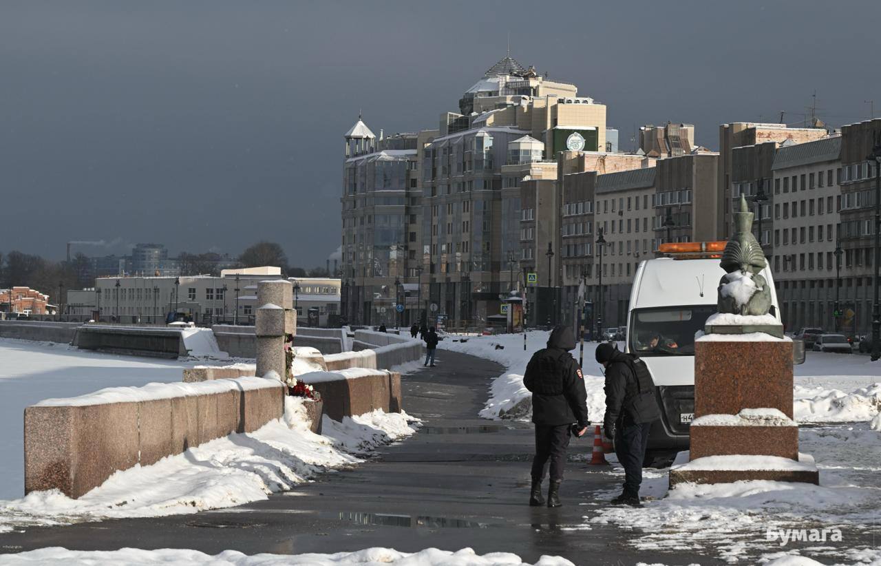 Ограждения сняли у памятника жертвам политических репрессий К нему принесли новые цветы С утра у памятника стояло ограждение и газель теперь проход освободили сообщил корреспондент Бумаги При этом автомобиль остался стоять на набережной он загораживает вид на памятник с другой стороны улицы У памятника также дежурит полиция Фото Бумага Подписывайтесь на Бумагу и предлагайте новости