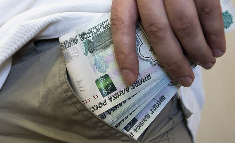 Ущерб от экономических преступлений максимально вырос с 2022 года Он достиг уже 266 2 млрд рублей это на 20 больше показателя прошлого года Такой показатель связан с распространением дистанционных способов совершения экономических правонарушений а также с более эффективной работой правоохранительных органов Проблема усиливается и из за роста мошенничества Наиболее ощутимый урон наносят отмывание средств изготовление поддельных денег и ценных бумаг принуждение к сделкам махинации против государственных органов включая взяточничество По данным ЦБ за первое полугодие 2025 го через банки за рубеж было выведено около 8 5 млрд рублей еще 23 6 млрд обналичено в рамках сомнительных схем fatcat18